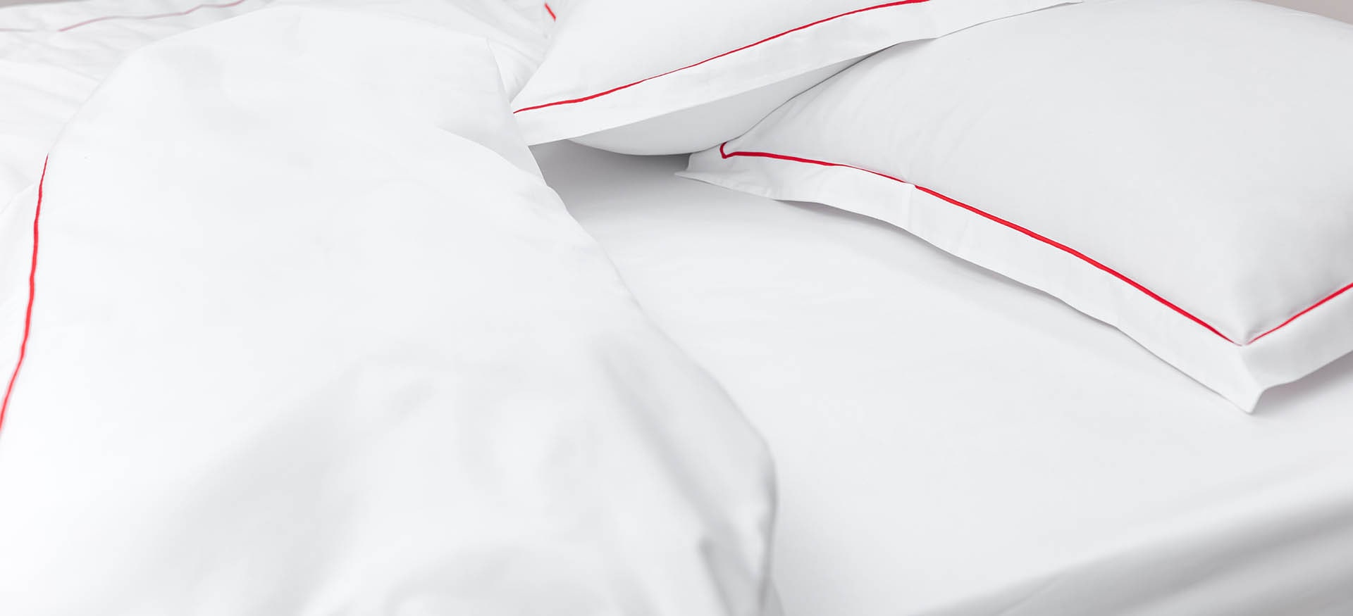 Sábana bajera blanca de calidad en satén de algodón